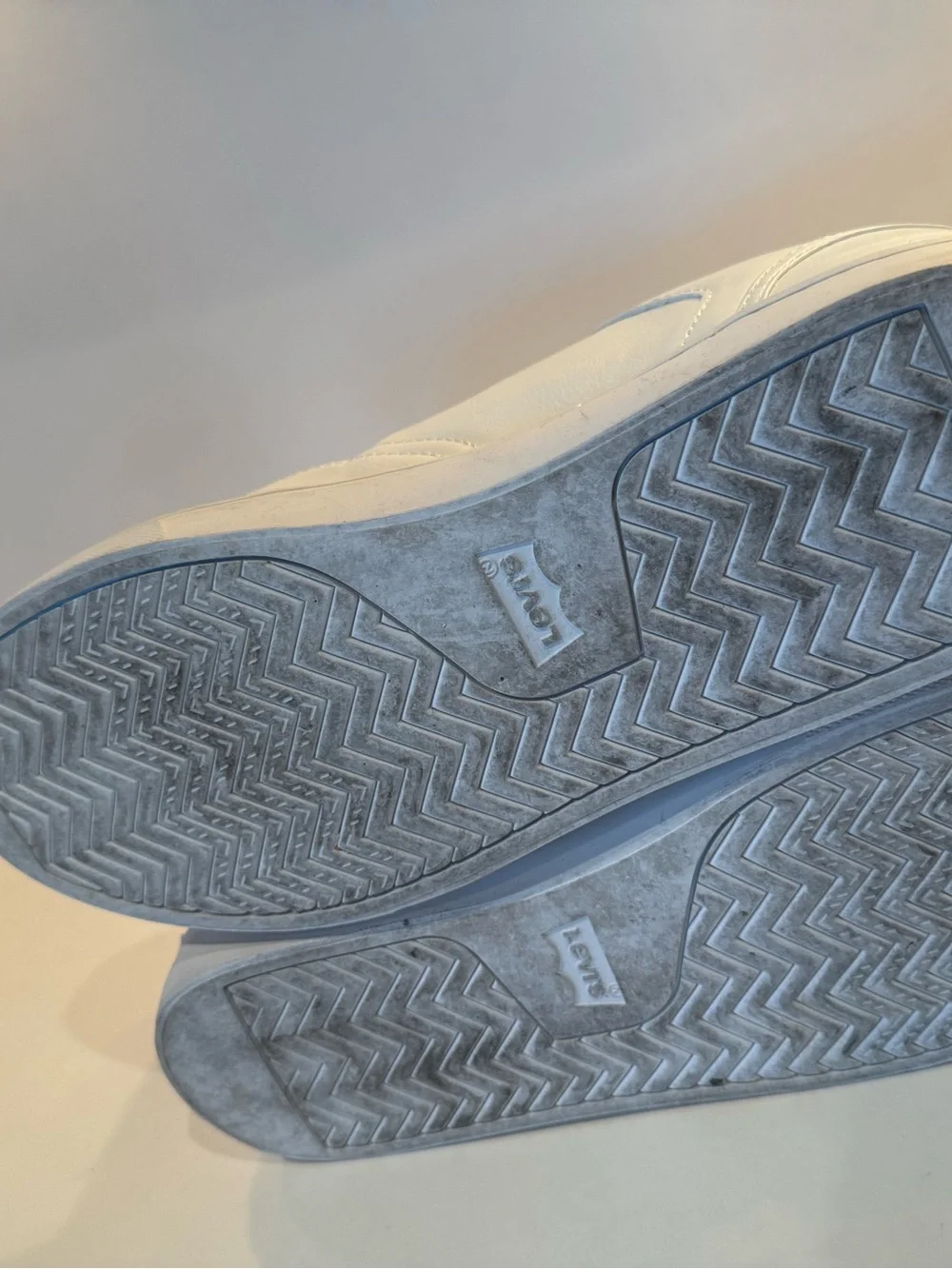 Levi's Men's White Courtright Low-Top Sneakers with Navy Trim